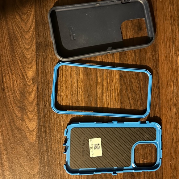 iPhone 14 pro max otterbox case - Picture 3 of 7